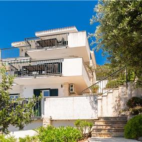 6 Bedroom Waterfront Villa with Pool in Uvala Ljubljeva near Trogir, Sleeps 12-13